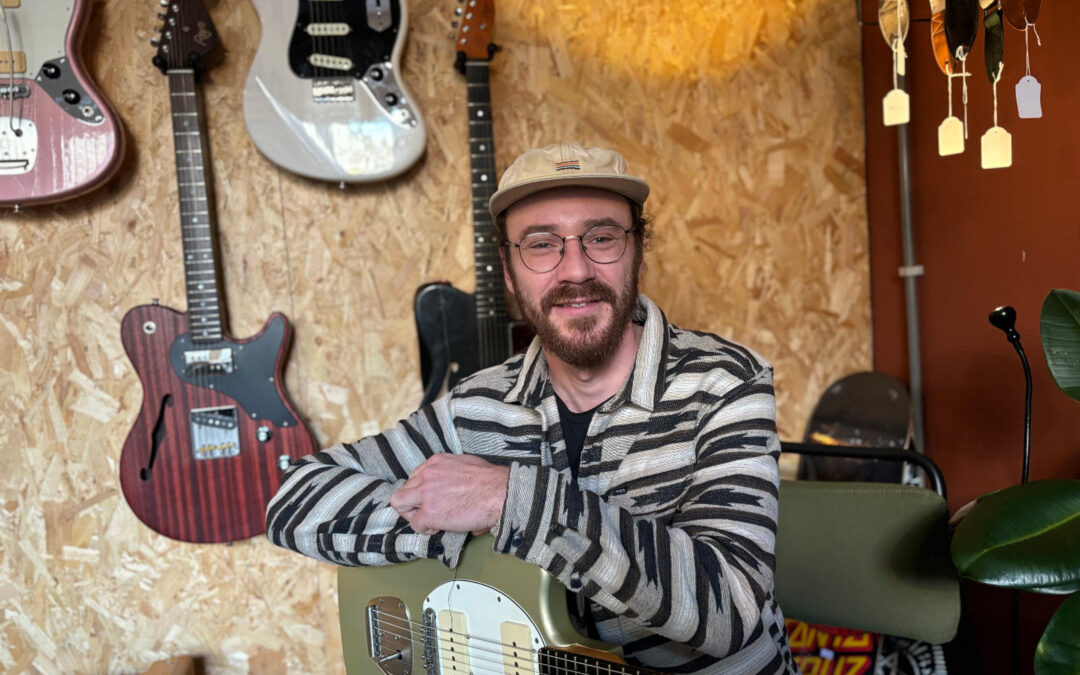 Guitaarbouwer Jos van Rooijen in het Cultureel Café