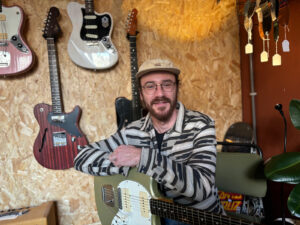 Guitaarbouwer Jos van Rooijen in het Cultureel Café